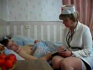 Krankenschwester wichst Omas altes Loch