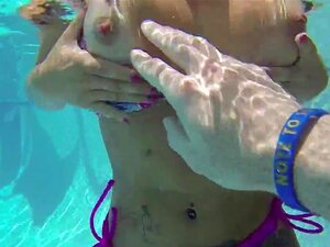 Hübsches Mädchen mit festen Titten zeigt ihren heißen Körper unter Wasser