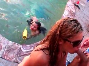 Atemberaubende Mädchen und glückliche Typen haben eine verrückte Orgie am Pool