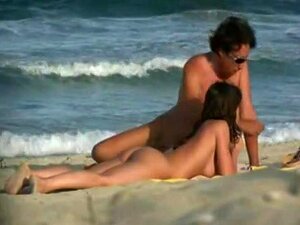 Paar nackt am strand Paar liegt