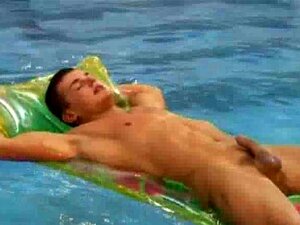 Drei Junge Homosexuell Männer , Die Sehr Heiß Sind Blasen Sich Gegenseitig In Den Pool