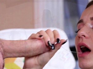 Rosie Riches, kleine Stieftochter mit Zahnspange, spritzt auf Papas Riesenschwanz