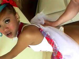 Kleines haariges Thai-Mädchen Paw liebt weißen Schwanz in cremiger Teenie-Muschi