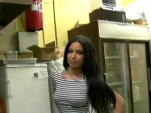Brünettes Amateurgirl strippt an der Stange Brünettes Amateurgirl strippt an der Stange