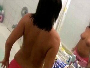 Ich beobachte meine mutter nackt im badezimmer porno