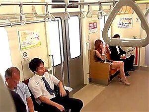 Satomi Wird In Der U-Bahn Von Mehreren Typen Gebumst