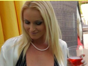 Blonde Milf mit Superbusen fickt Handwerker Blonde Milf mit Superbusen fickt Handwerker