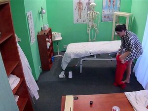 Die Ärztin Juelz Ventura Behandelt Einen Patienten Mit Winzigem Schwanz