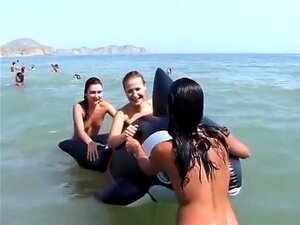 Nacktes Yoga am Strand vom geilen FKK-Mädchen
