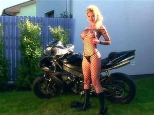 Sexy Titten auf Motorrad