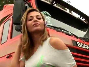 Die blonde Transe in den Arsch gefickt Die blonde Transe in den Arsch gefickt