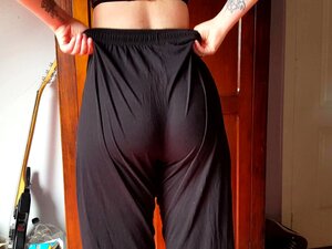 Girl in knallengen Yoga Pants lässt seinen Pimmel wachsen