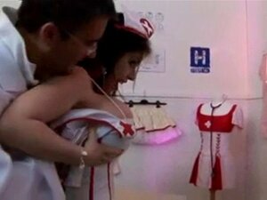 Schwarzer Arzt bumst zwei Krankenschwestern mit dicken Eutern durch