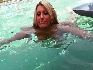 Frau im schwimmbad nackt