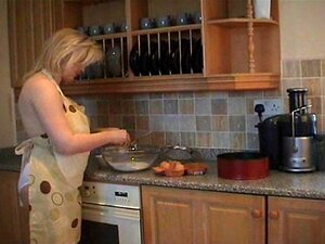 Busty Babe Kitchen Handy Pornos - NurXXX.mobi