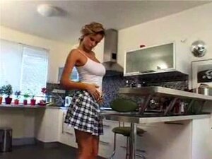 Dickbusige Hausfrau in der Küche gevögelt